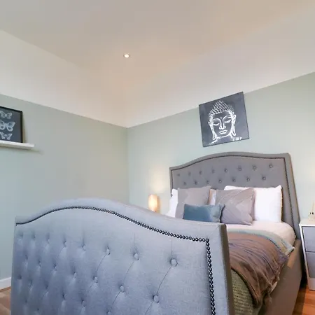 The Exquisite Central * Leeds (West Yorkshire)